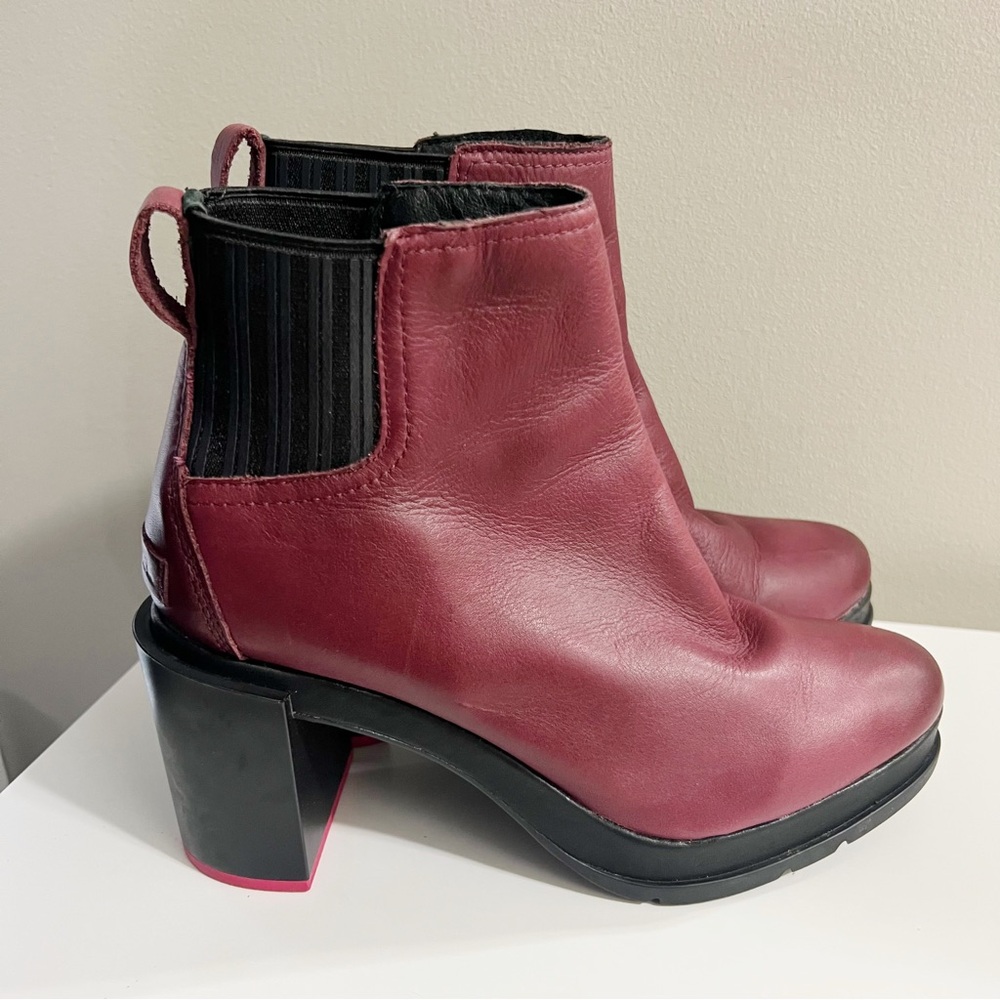 Sorel Margo Chelsea Block Heel Ankle Boot Size 8.5 Wine